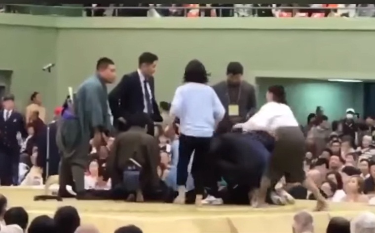 日本舞鶴市長4日在相撲表演場地「土俵」內昏倒，具護士資格的女性進場急救，卻被裁判以廣播請下來。日本相撲協會隨後除感謝這位女性協助急救，也對裁判不恰當做法致歉。(圖擷自YouTube)