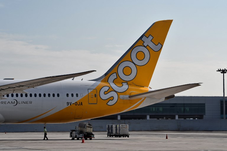 新加坡酷航班機10日晚間準備起飛時，因旅客行動電源閃燃在機艙內造成濃煙火勢。(示意圖/AFP)