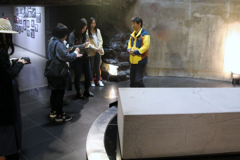 在韓國濟州四‧三和平紀念館中，有一塊沒有碑文的「白碑」，象徵著四‧三事件、追求和平的過程還沒結束。<br />(圖：中央社)