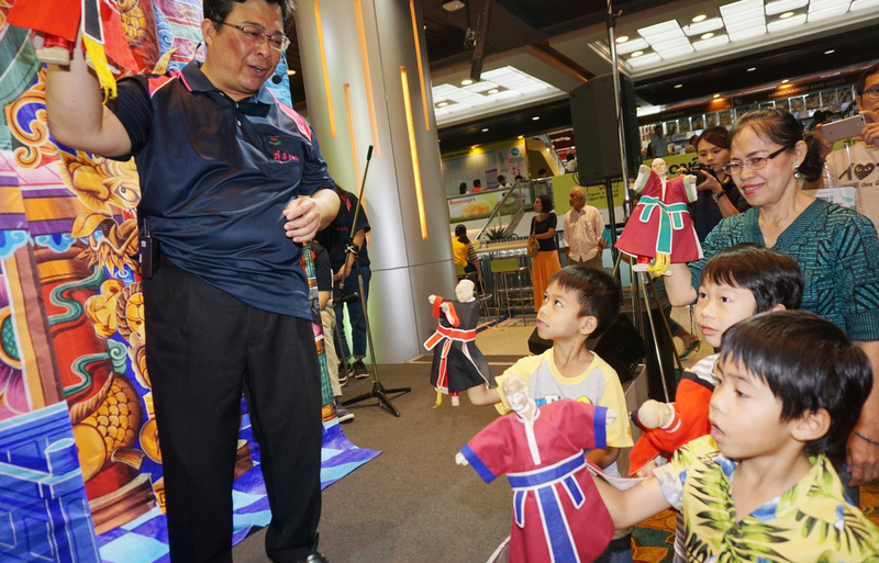 曼谷國際書展台灣館6日由雲林昇平五洲園演出台灣布袋戲，泰國老少都好奇如何操作戲偶。<br />(圖：中央社)