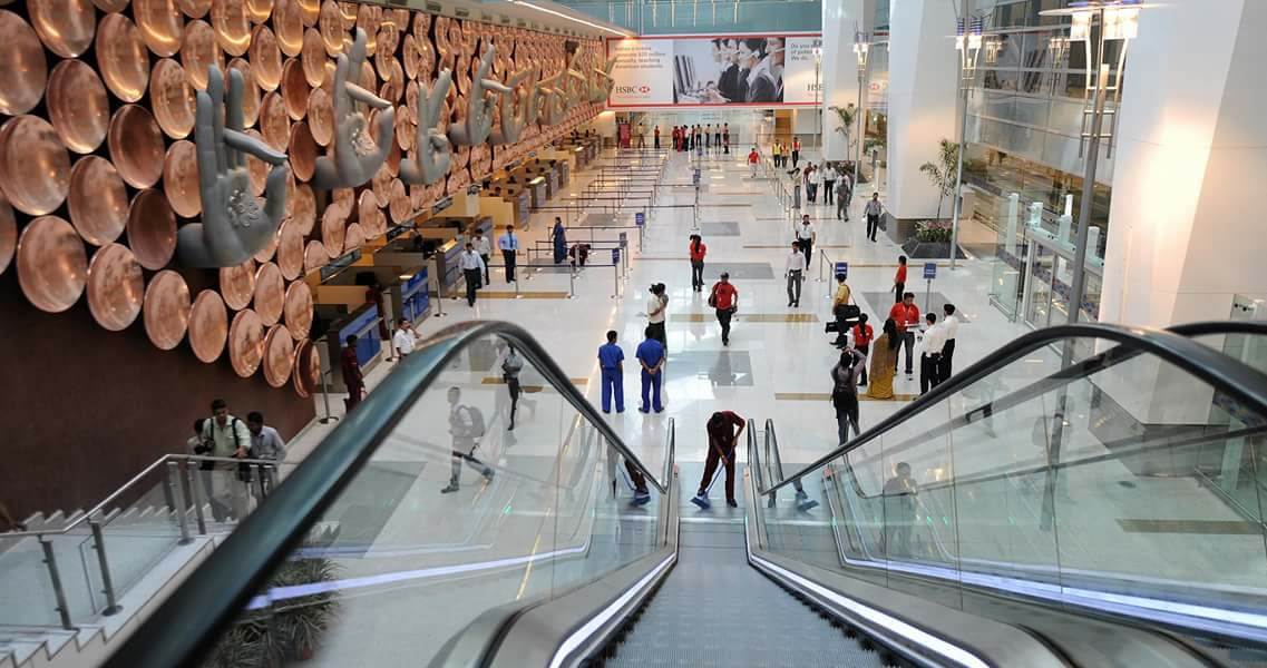 印度新德里機場21日晚間有24名台灣旅客搭印度航空班機前往東京，再轉機回台。(圖取自臉書)