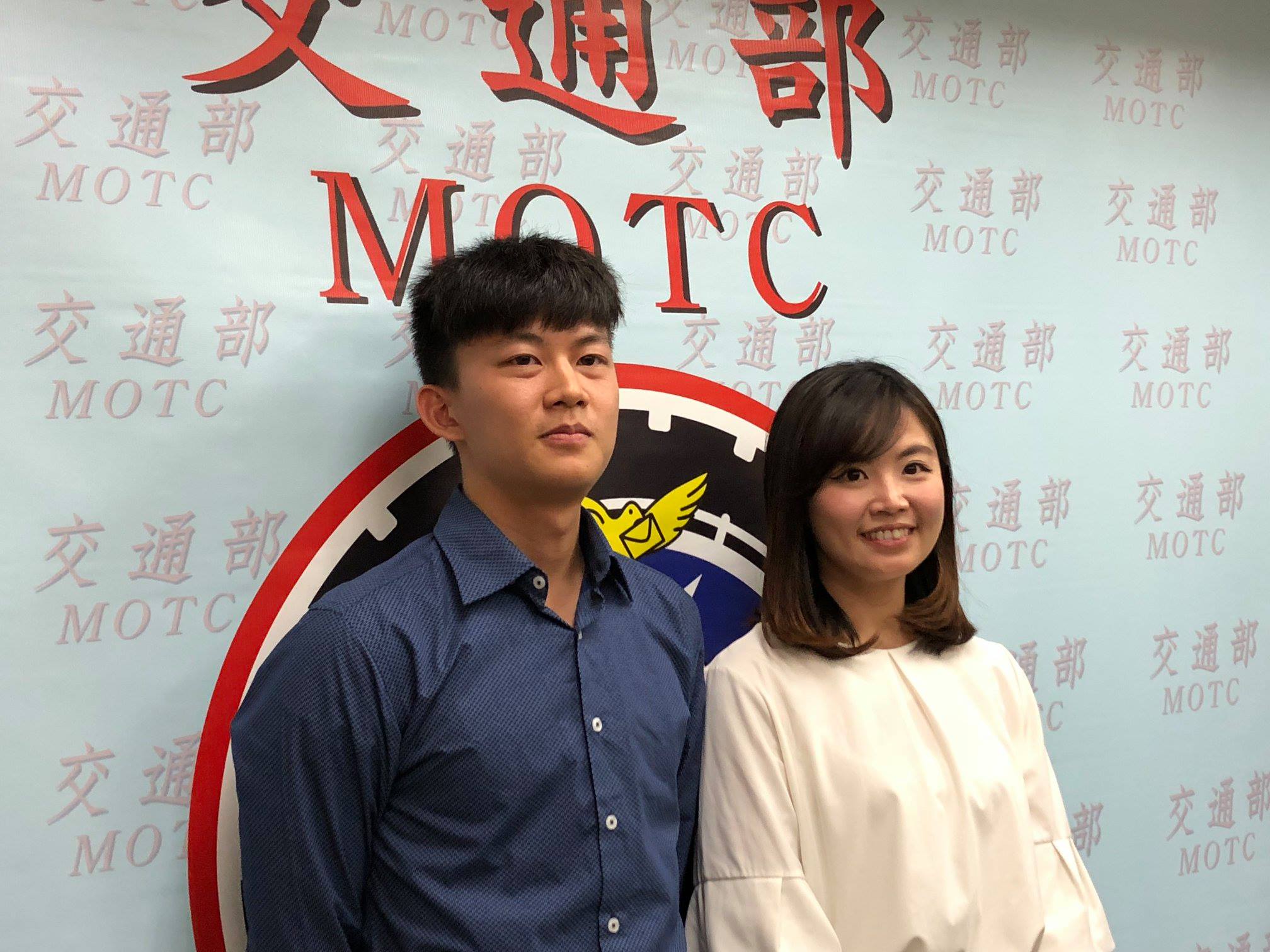 桃園機場塔台管制員許岳珩(左)、陳妍君現身說法，揭開管制員神秘面紗。(吳琍君攝)