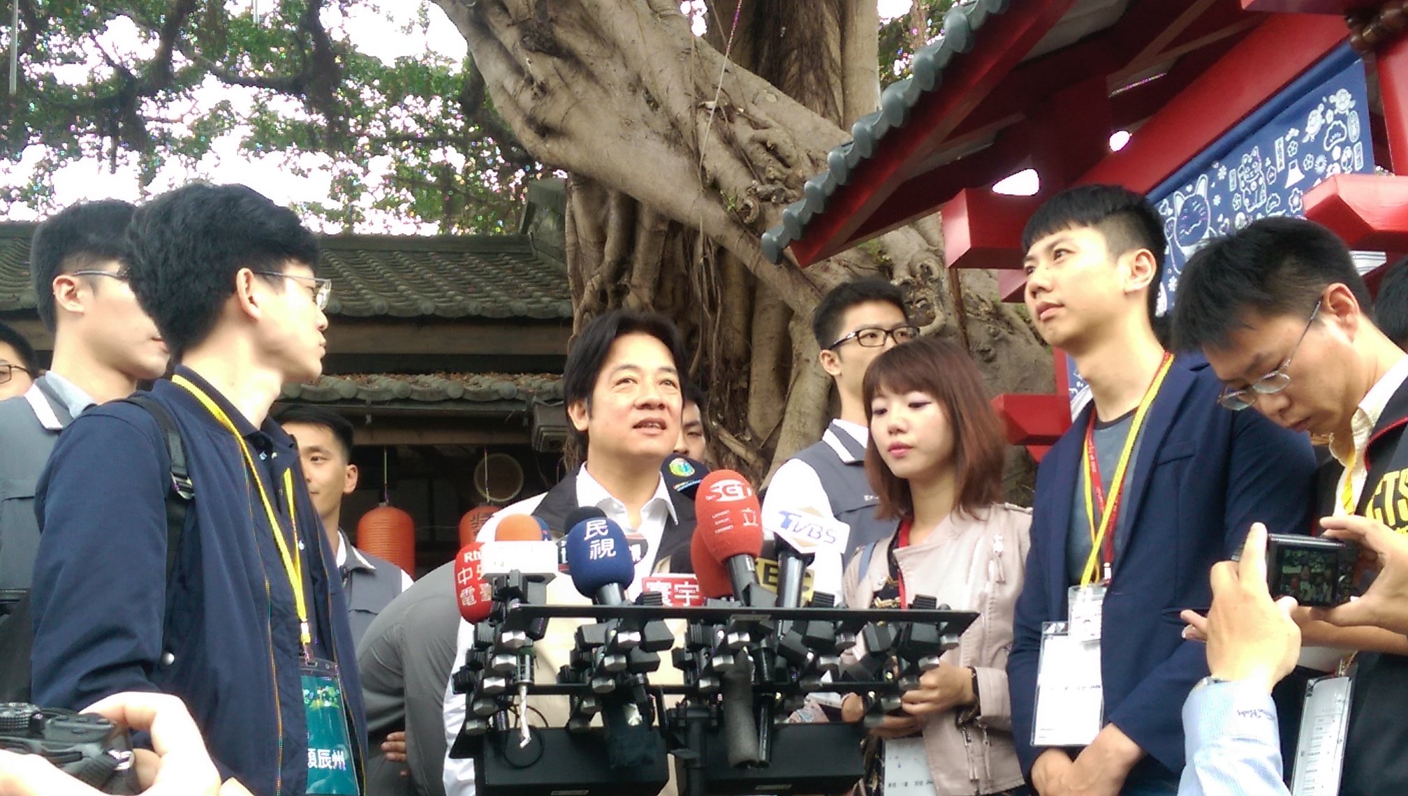 行政院長賴清德14日表示，潘文忠希望用自己的辭職為台大校長遴選劃出一道符合社會期待的標準，他欽佩潘文忠的立場，行政院勉予同意潘文忠的辭呈。(王韋婷 攝)