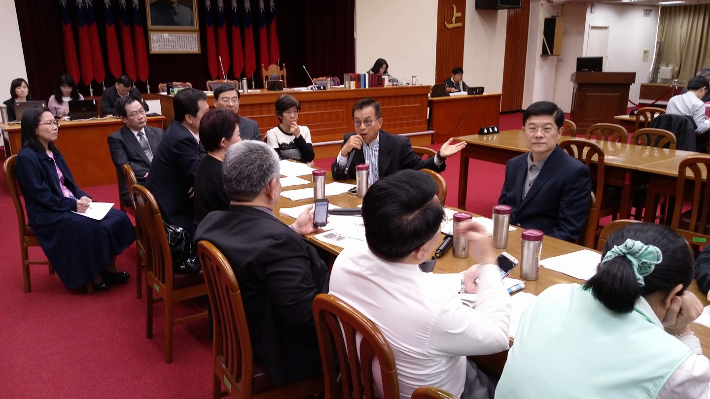 藍、綠立委在財政委員會過招，綠營立委不願藍營立委在質詢時鎖定台大校長管中閔人事案，因此在會議一開始就提出散會動議，擔任主席的國民黨立委曾銘宗則宣布休息協商。(陳國維 攝)