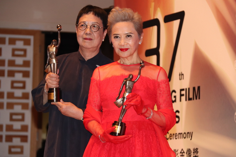 知名導演許鞍華（左）以電影「明月幾時有」奪得第37屆香港電影金像獎最佳導演，葉德嫻也憑此片奪得最佳女配角。<br />(圖：中央社)