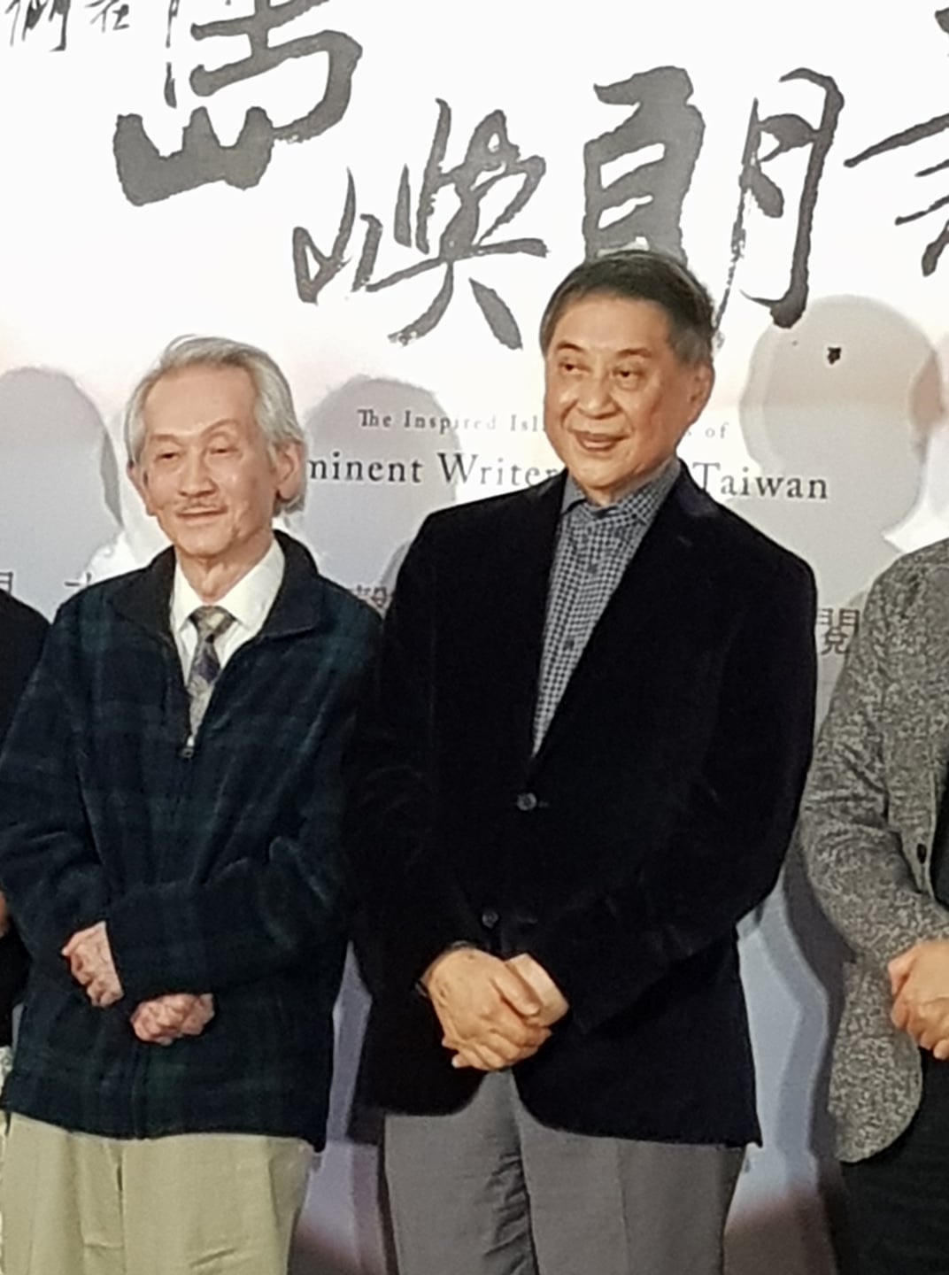 「我們在島嶼朗讀」系列短片,邀請白先勇(右)、王文興(左)等作家朗讀自己作品,以新的數位媒體形式推廣閱讀,同時為台灣留下珍貴的文學聲音。(江昭倫 攝)