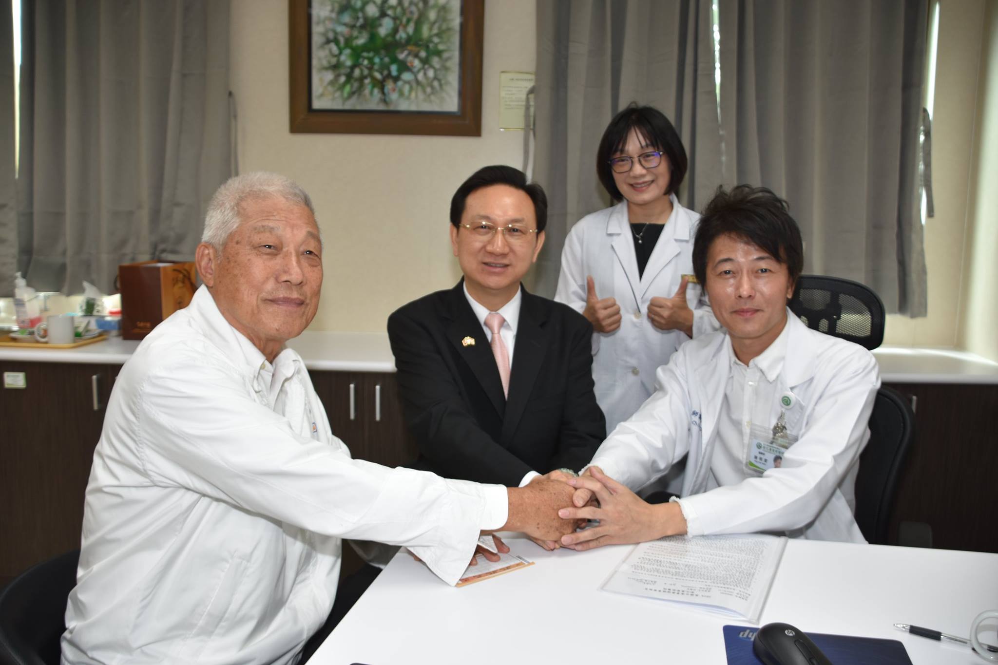 駐泰國代表童振源陪同泰國台商回台健檢。(彰化基督教醫院提供)
