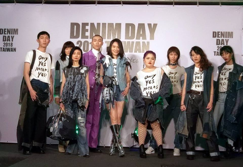 現代婦女基金會邀請實踐大學師生攜手打造only YES means YES公益品牌，並舉辦走秀活動呈現丹寧日主題，希望運用時尚倡議反性侵。(張德厚 攝)