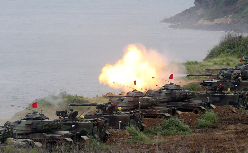 國軍漢光33號演習從22日到26日進行為期5天的實兵驗證，重頭戲為25日在澎湖由海軍陸戰隊模擬共軍突襲登陸，陸軍和空軍聯合反登陸作戰操演，澎防部所屬的M60A3戰車與155榴砲等進行砲兵連反舟波射擊，進一步殲滅部分敵軍登陸船艦。<br />(圖：中央社)