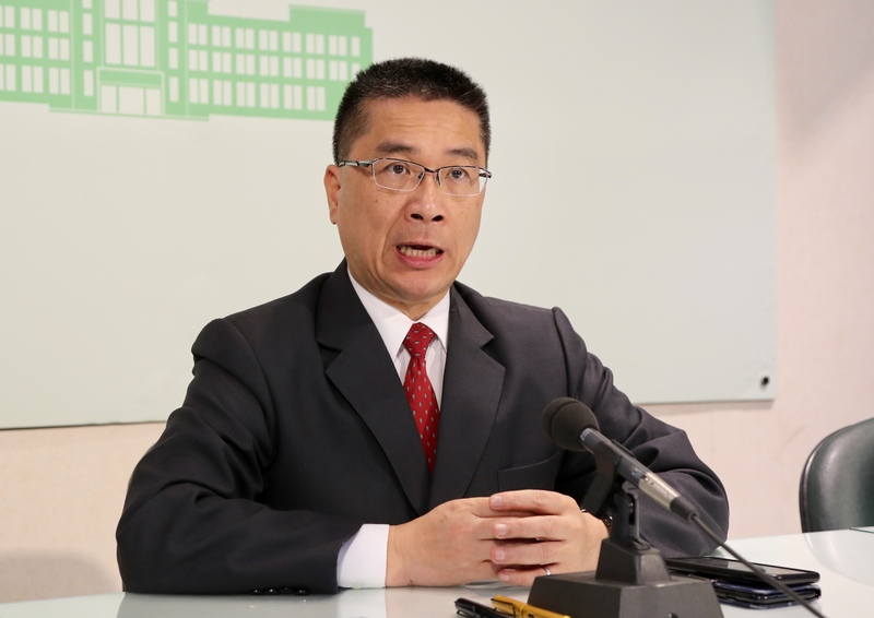 行政院發言人徐國勇25日在行政院表示，八百壯士等反年改團體集會遊行造成記者與警察受傷，已經超出表達意見的範圍，成為暴力事件，行政院嚴厲譴責暴力行為，對於脫法行為將予以究辦。<br />(圖：中央社)