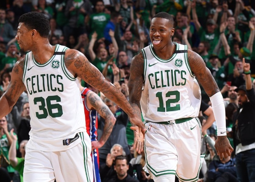 美國職籃NBA季後賽第二輪，波士頓塞爾蒂克4月30日在主場117比101擊敗費城76人，在7戰4勝制的東區四強賽首戰取得勝利；後衛羅齊爾(Terry Rozier)外線發威，投進7記三分球。(圖：NBA推特)