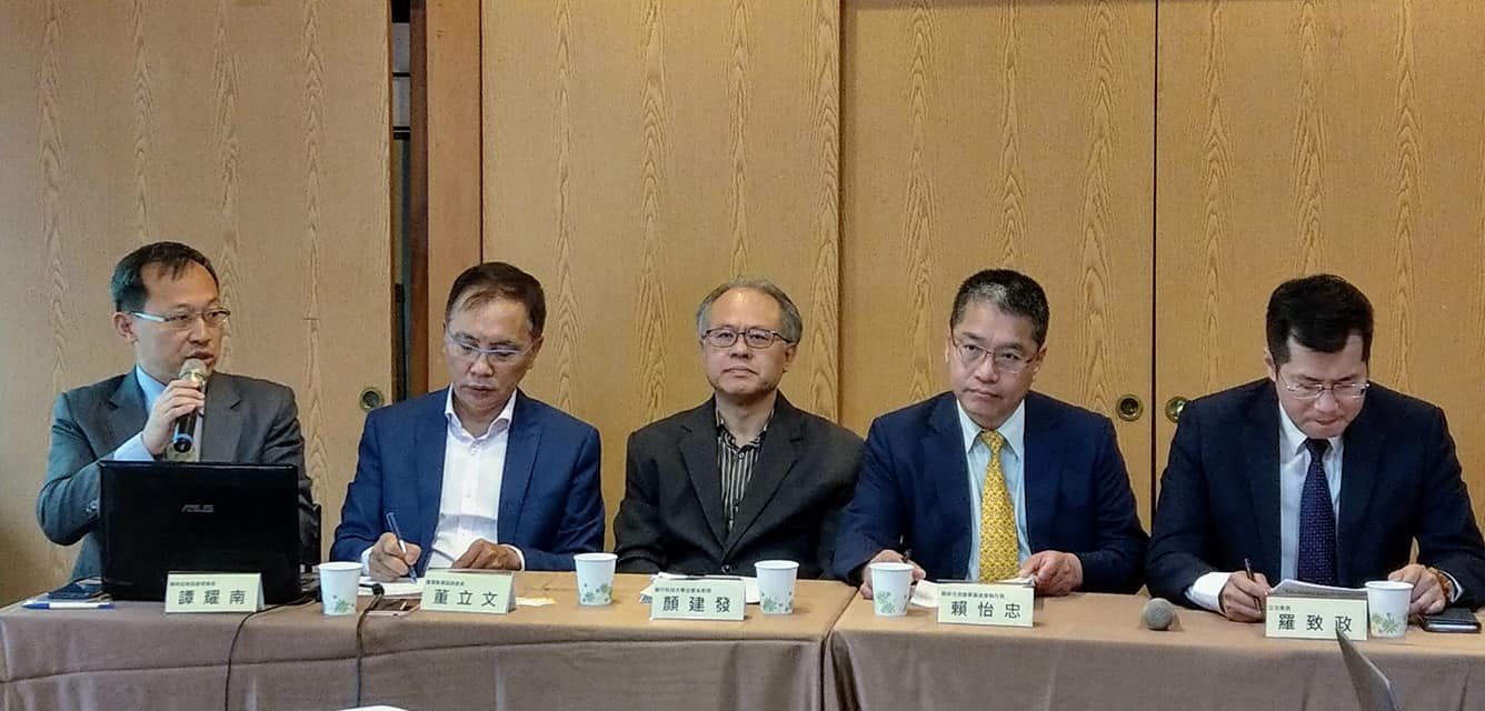 兩岸政策協會4日發布最新民調，左起依序為譚耀南、董立文、顏建發、賴怡忠、羅致政。(劉品希 攝)