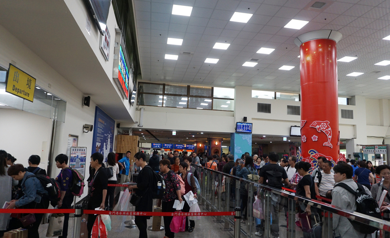 金門縣政府4日說，4月29日小三通入境船班幾乎班班客滿，入出境達7359人次，創下今年單日入境人數新高。圖為大陸五一長假收假時，人潮擠爆水頭碼頭。<br />(圖：中央社)