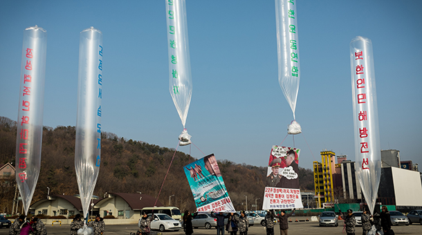 北韓日前痛批脫北者在兩韓邊境散布反北韓傳單的行為，並要求南韓政府採取行動；南韓總統府青瓦台11日表示，將徹底管制向北韓散布傳單或物品的行為。(圖取自Human Rights Foundation網站)