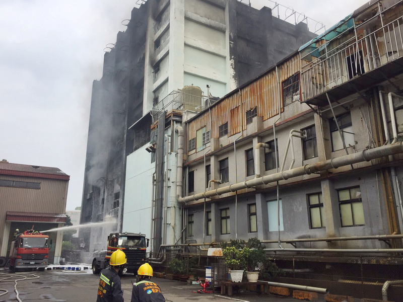 桃園市平鎮區敬鵬工廠今(107)年四月發生大火，造成6名消防員殉職。<br />(圖：中央社)