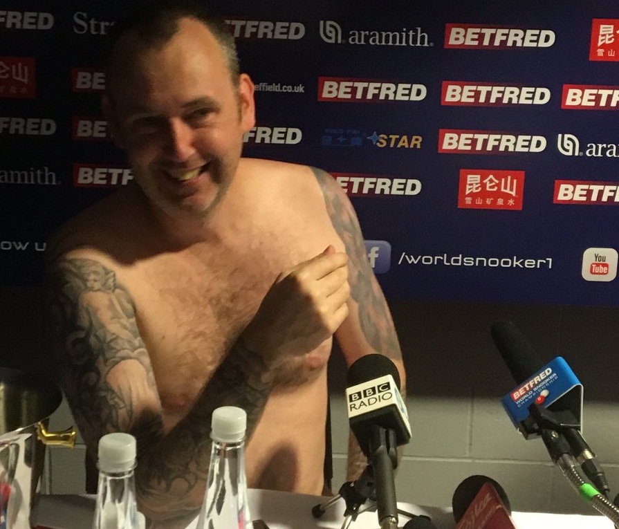 威爾斯撞球名將威廉斯(Mark Williams)7日贏得生涯第三座世界司諾克(snooker)冠軍後，履行諾言，裸體出席賽後記者會。(圖取自推特)