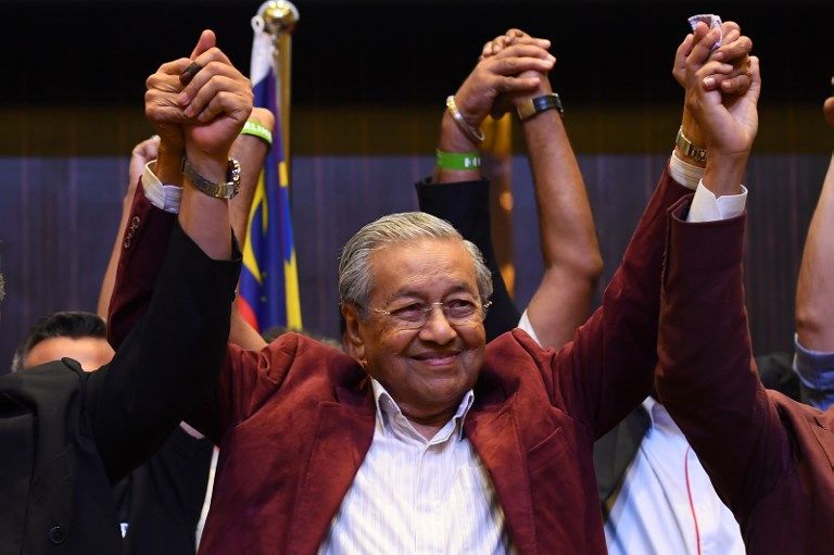 馬來西亞大選，現年92歲的前首相馬哈地(Mahathir Mohamad)(中)領導的反對黨聯盟慶祝勝選。(AFP)