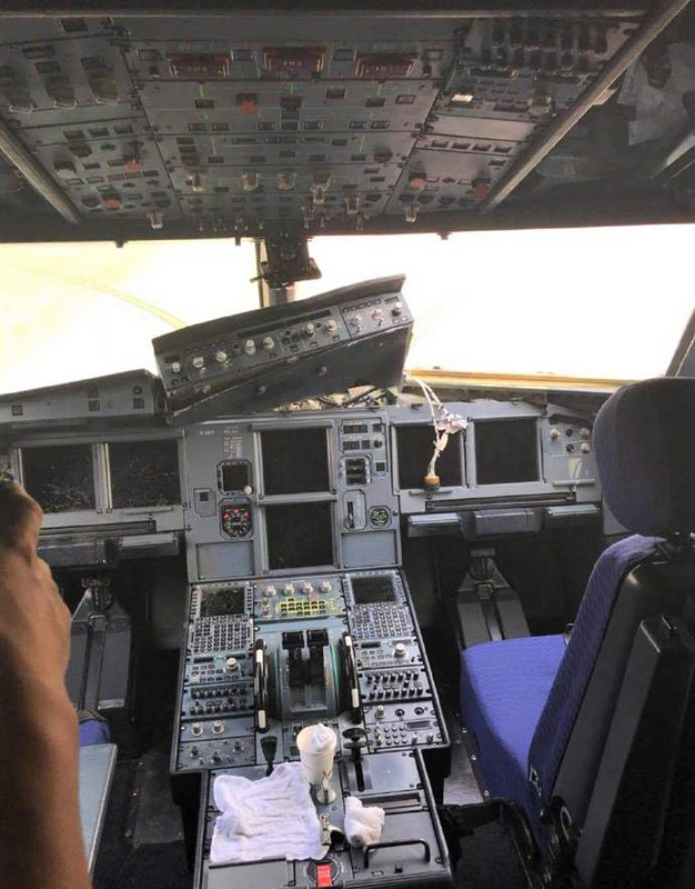 四川航空3U8633航班今天發生駕駛艙右擋風玻璃破裂脫落意外。機長回憶迫降過程說，玻璃脫落後機內迅速失壓，副機師半邊身體已懸掛在窗外。圖為客機駕駛艙一片狼藉。（截自航空物語微博）<br />(圖：中央社)