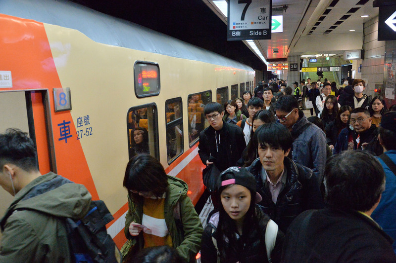 政院拍板：未來春節假期一律從小年夜開始放。圖為台北車站2018年小年夜下午開始湧現返鄉人潮。(資料照片/CNA)