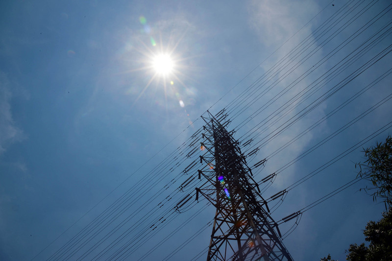 大台北地區18日中午飆出攝氏37.4度高溫，再度刷新今年台北高溫紀錄。台電官網用電量即時統計顯示，接近下午2時的用電量達到3482.7萬瓩，也打破17日紀錄。<br />(圖：中央社)