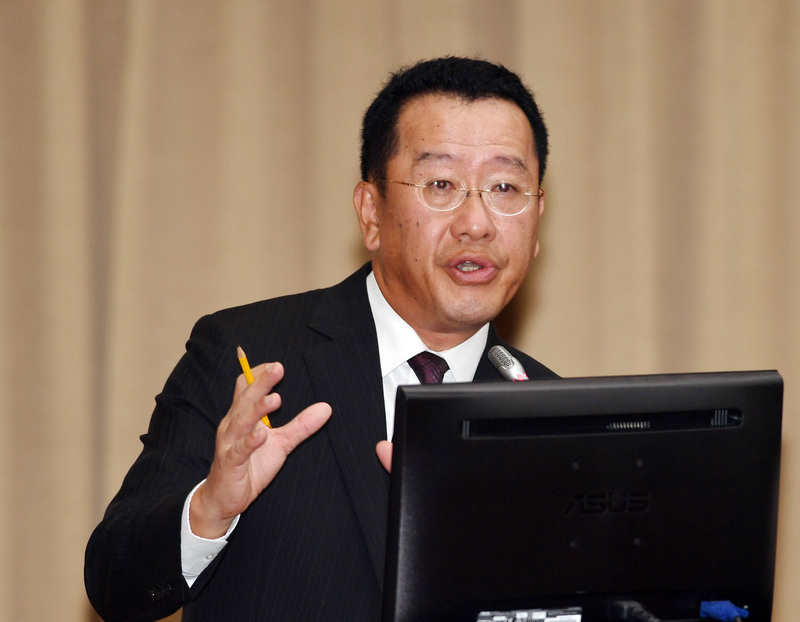 金管會主委顧立雄（圖）30日在立法院財政委員會，專題報告「銀行銷售TRF業務檢討」並備詢，對立委質詢新光金控事宜，回應「已在著手進行應該有的作為」。<br />(圖：中央社)