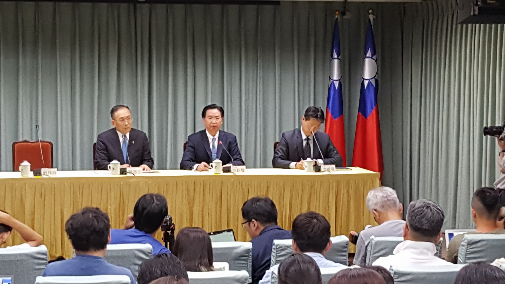 外交部長吳釗夑(中)24日晚間宣布與非洲國家布吉納法索終止外交關係。(王照坤 攝)