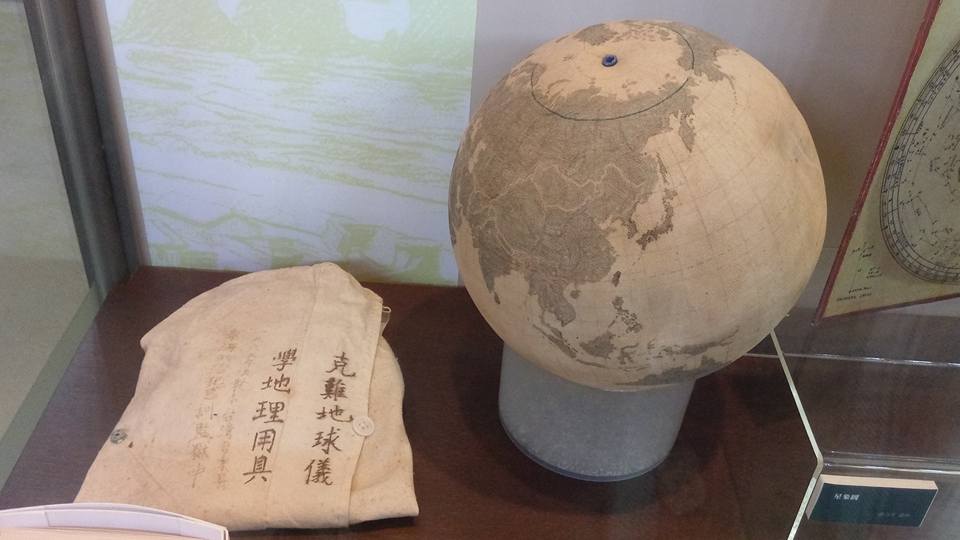 政治受難者黃廣海的「排球地球儀」製作相當精緻，他出獄後，開始到世界各地旅行，每走過一個地方，就會在地球儀上用紅筆點出位置，共走過100多個地方。(陳國維 攝)