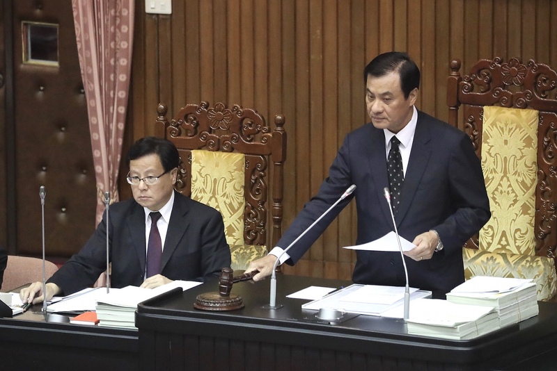 立法院長蘇嘉全（右）29日在立法院院會中敲槌宣布三讀修正通過警察人員人事條例第22條附表一，將警正四階、警佐一階至四階的警察年功俸最高俸額調至525，警正三階調至550，預計2.8萬人立即受惠。<br />(圖：中央社)