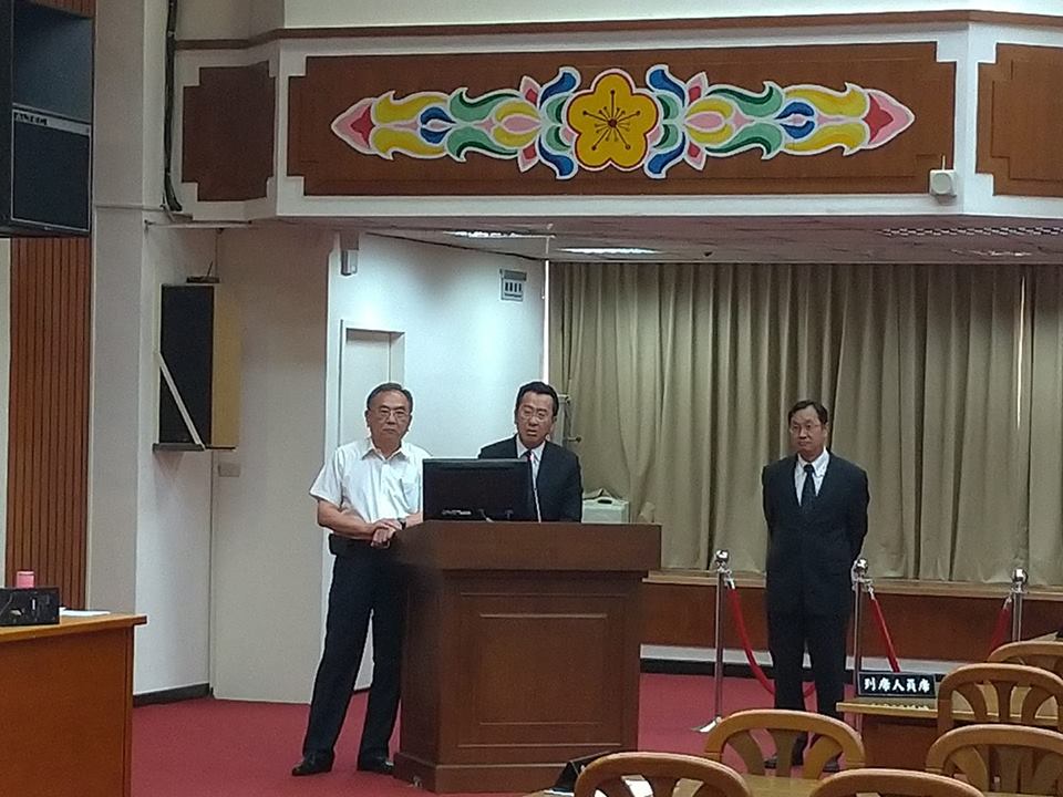 地震保險基金董事長陳明仁(左)31日在立法院財委會指證金管會主委顧立雄(中)對他施壓。(陳林幸虹 攝)