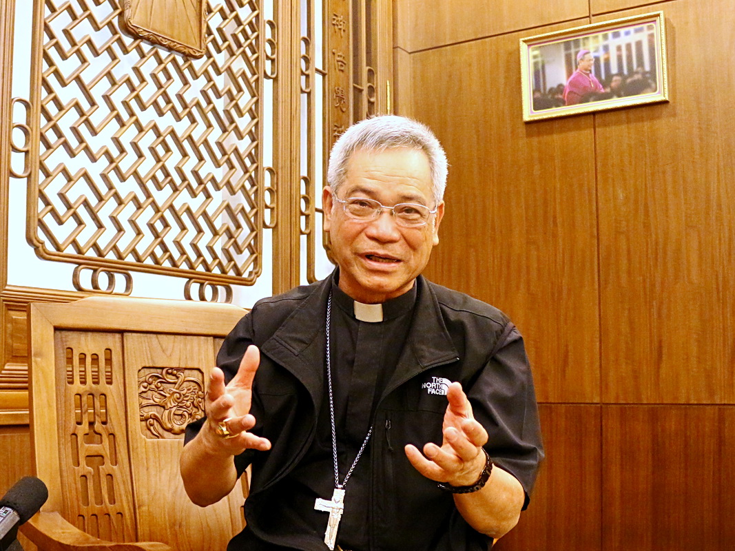 天主教台灣地區主教團主席、台北總教區總主教洪山川4日受訪表示，希望教宗不要用「一個中國」角度來處理訪台問題 (央廣記者王照坤 攝)