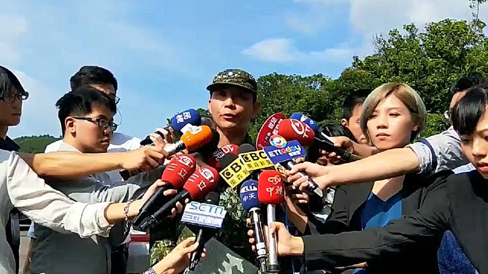 陸軍六軍團團作戰處處長賴政豐5日一早說明F-16戰機殘骸與飛行員遺體搜尋計畫。(新北市消防局提供)