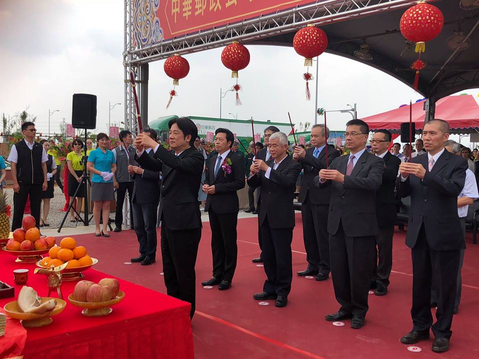 中華郵政今天(5日)舉行「郵政物流園區」新建工程動土典禮，行政院長賴清德(前)率領中華郵政董座魏健宏(第二排右起)、行政院發言人徐國勇、交通部長賀陳旦等官員，焚香祝禱開工大吉。(吳琍君攝)