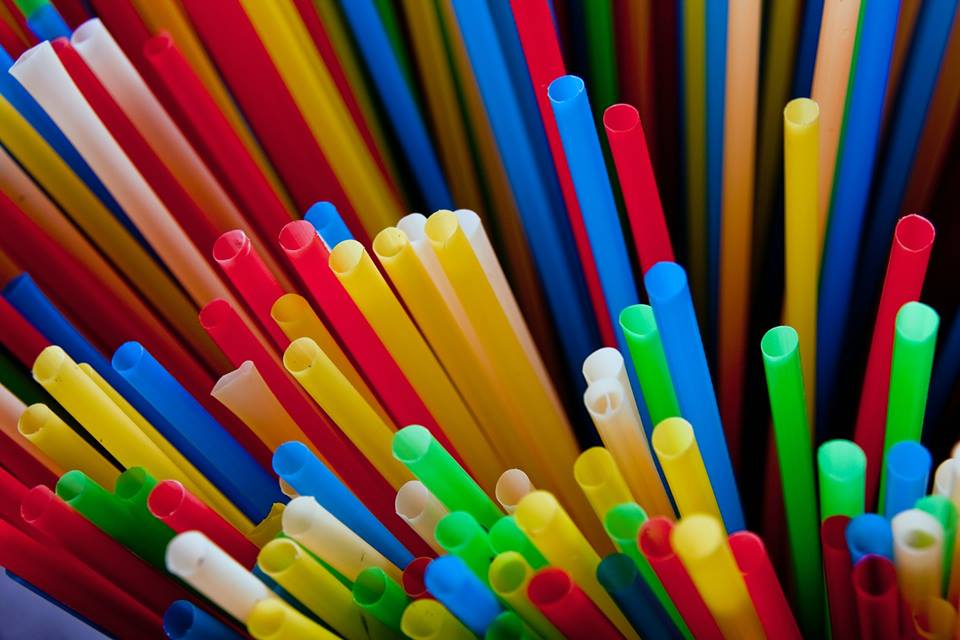 歐盟國家與歐洲議會今天(19日)同意禁止使用一次性塑膠製品的細項，包括一次性的塑膠盤、塑膠餐具及塑膠吸管等，目的是要減少海洋污染。(示意圖/pixabay)