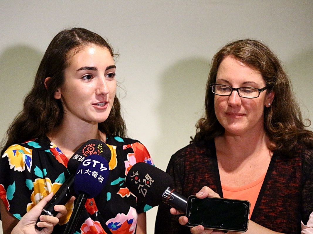 「蚊帳大使」凱瑟琳．柯邁爾(Katherine Commale)首度來台，14日應邀演講，右為其母琳達．柯邁爾(Lynda Commale) (央廣記者王照坤 攝)