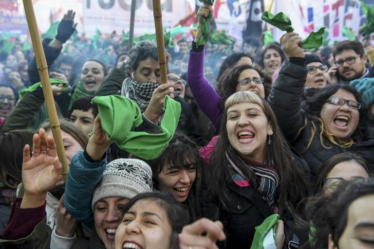 阿根廷眾議院14日表決通過，在孕期前14週墮胎合法化法案。支持墮胎選擇權的民眾在議場外高興慶祝。(AFP)