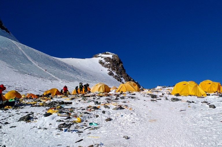 攀登聖母峰(Mount Everest)人數激增。但登山客漠視環境浩劫，留下滿坑滿谷的垃圾，使世界第一高峰淪為全球最高垃圾場。(資料照片/AFP)