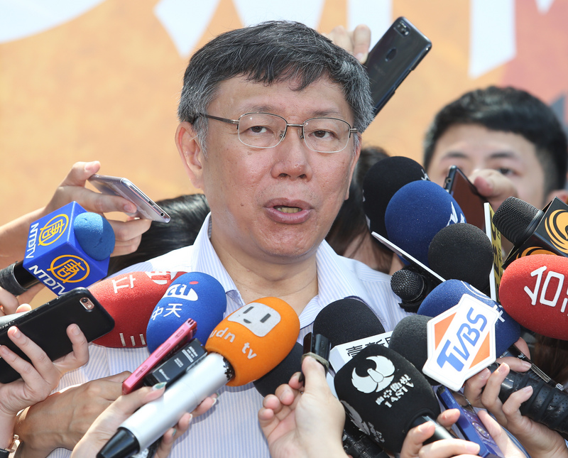 國民黨新北市長參選人侯友宜文化大學宿舍爭議，台北市長柯文哲（圖）17日表示，處在藍綠惡鬥下，要維持一個法治人權的理念，滿吃力的，「台灣話叫緊事緩辦（台語），反正就穩紮穩打」。<br />(圖：中央社)