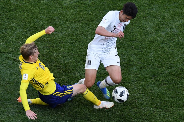 瑞典隊邊鋒佛斯伯格（Emil Forsberg）試圖鏟走南韓隊明星前鋒孫興慜(Son Heung-min)的球。(AFP)