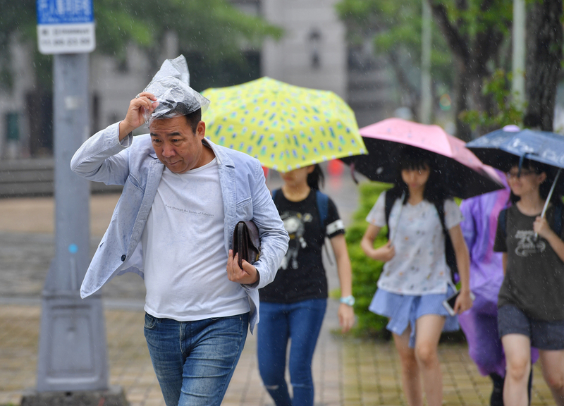 中央氣象局表示，今天西南風影響，雷陣雨易致災，明鋒面報到。(圖：中央社檔案照片)