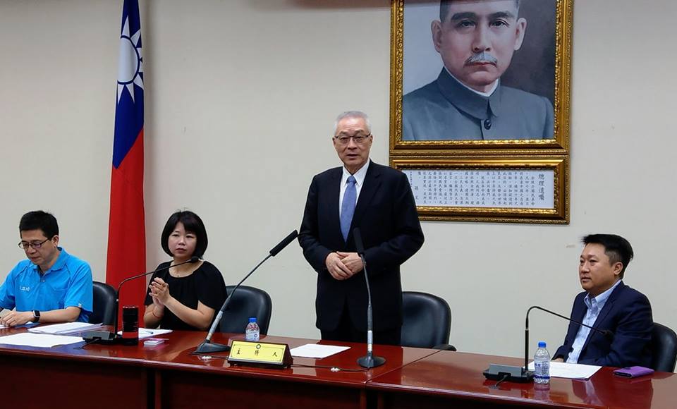 國民黨主席吳敦義2日在中常會中表示，國民黨堅決反對台獨，也堅決反對一國兩制；對於習近平在十一的談話，國民黨不能接受，中華民國不可能如同港澳。(資料照/劉品希 攝)