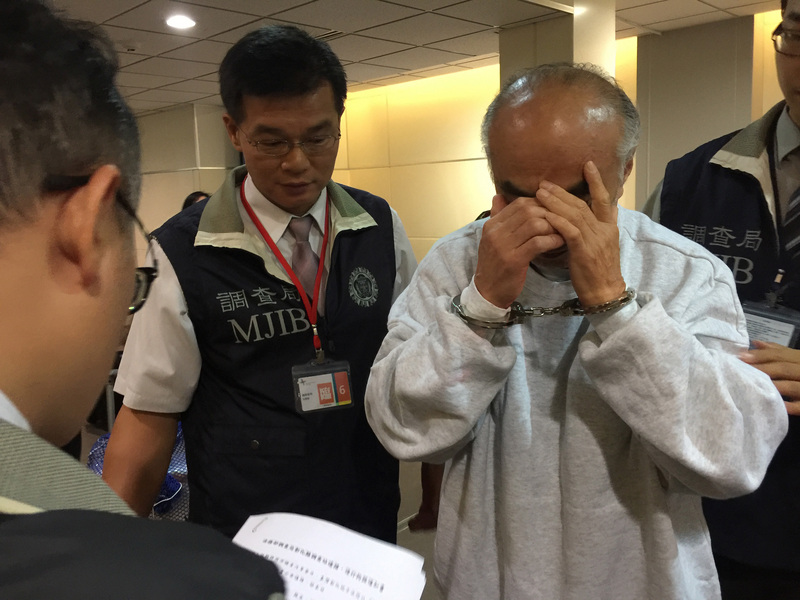 統貫企業前負責人林穎鋒（右）涉嫌於民國82年間，勾結公股銀行行員偽造文書，圖利統貫新台幣5786萬元，案發後潛逃美國23年，21日遭法務部調查局自美國聖地牙哥押解回台，並解送彰化地方法院歸案。<br />(圖：中央社)