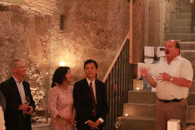 駐瑞士代表谷瑞生（右2）即將回國，6月21日在惜別餐會上，說明中國打壓情形，盼瑞士友人持續支持台灣。（駐瑞士代表處提供）<br />(圖：中央社)
