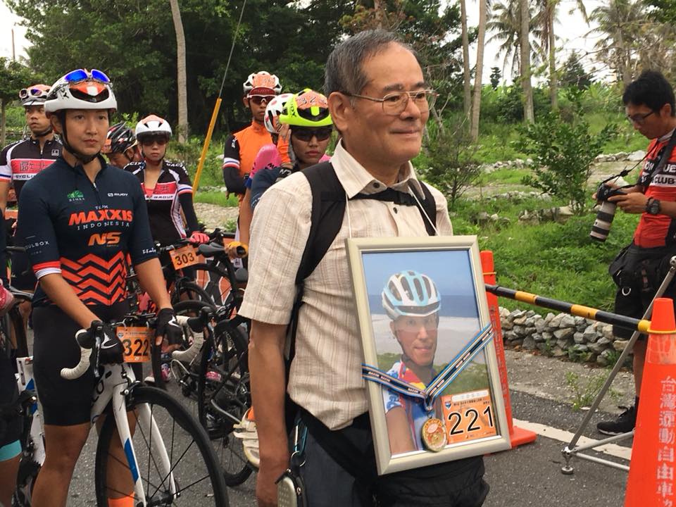 2017年日籍男子白井寬之騎單車在中橫九曲洞西側隧道口附近遭落石砸死；2018年白井爸爸帶著兒子白井寬之遺照，一同參加台灣自行車活動。（央廣檔案/詹婉如攝）