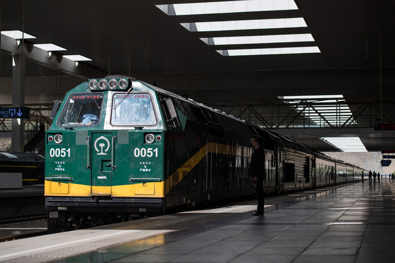 一名女大學生25日告贏哈爾濱鐵路局後，中國火車將進入全面禁菸的時代。中國鐵路局雖然已規定在高鐵、動車全面禁菸，但在俗稱綠皮火車（圖）的普通車仍設置吸菸區。（中新社提供）<br />(圖：中央社)