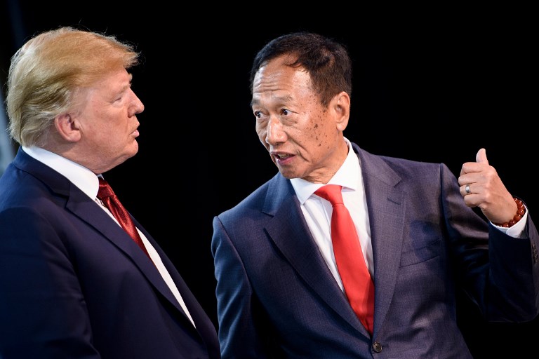 美國總統川普（左）28日力挺鴻海集團董事長郭台銘，參加富士康在美設廠的動土儀式並致辭。(AFP)