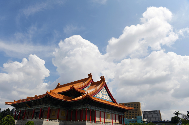 中央氣象局表示，東南風帶來暖濕空氣 山區中南部午後大雨。(圖：中央社)