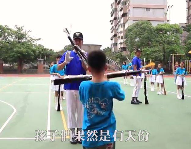 7月7日登場的第2屆全國中等學校儀隊決賽，國防部加碼邀請幸福國小儀隊壓軸演出，一方面鼓勵小朋友、一方面也深化全民國防教育。(擷取國防部宣傳影片)