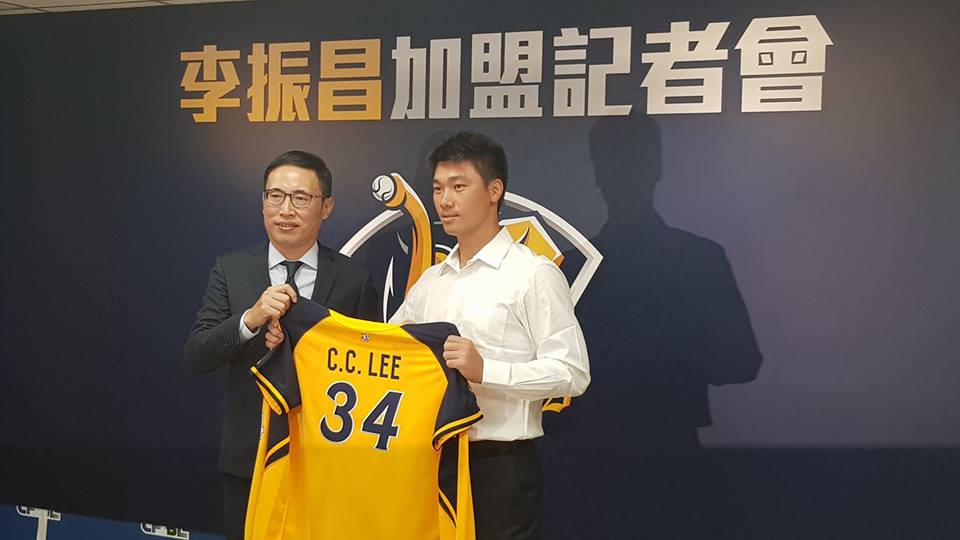 李振昌(右)正式加盟中華職棒中信兄弟,三年半複數年約,合約內容新台幣3,004萬。(江昭倫攝)