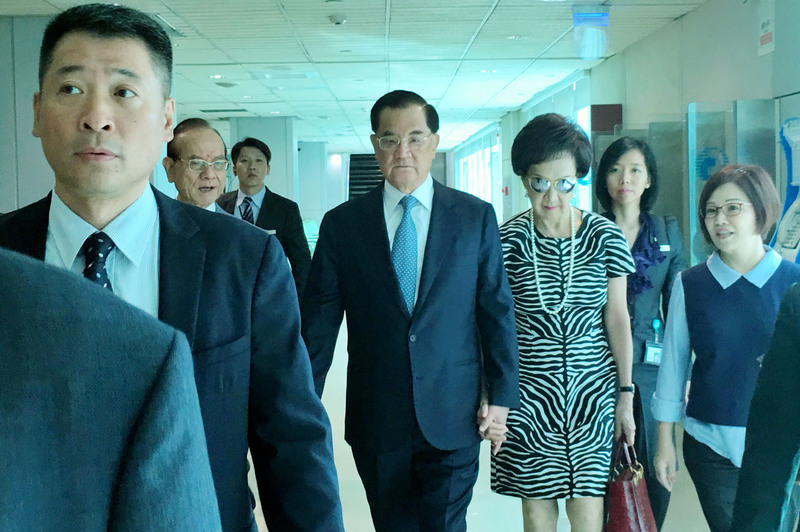 中國國民黨前主席連戰（右4）12日上午在夫人連方瑀（右3）陪同下，搭機率團訪問北京。<br />(圖：中央社)