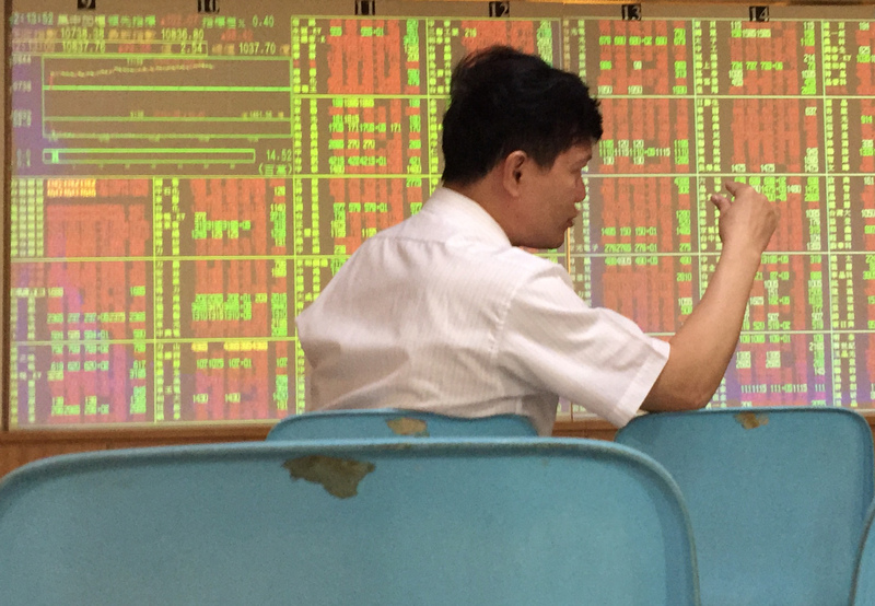 台股大漲逾百點重登萬一，觀光防疫股點火。(圖：中央社)